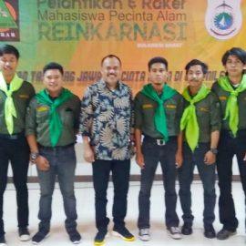 Kaban kesbangpol sulbar melantik pengurus mahasiswa pencinta alam reinkarnasi