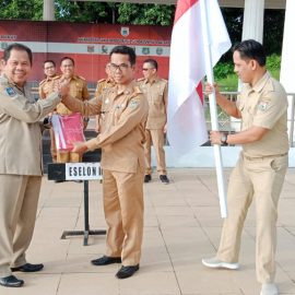 Pemerintah Provinsi Sulawesi Barat melalui Badan Kesbangpol secara simbolis menyerahkan 1000 bendera merah putih kepada Camat Bala-Balakang