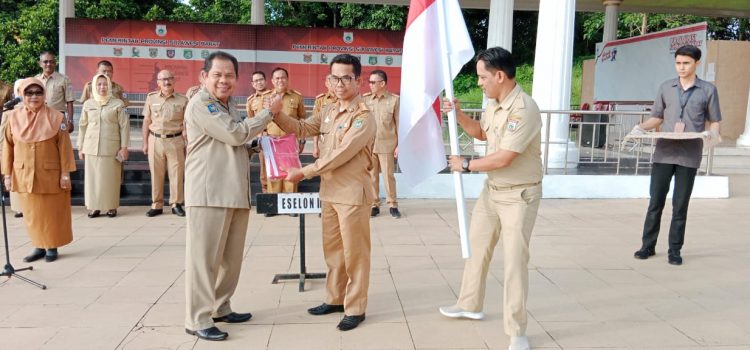 Pemerintah Provinsi Sulawesi Barat melalui Badan Kesbangpol secara simbolis menyerahkan 1000 bendera merah putih kepada Camat Bala-Balakang