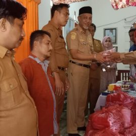 Kaban Kesbangpol Sulbar menyerahkan langsung 1000 Bendera Merah Putih Kepada camat Bala-balakang