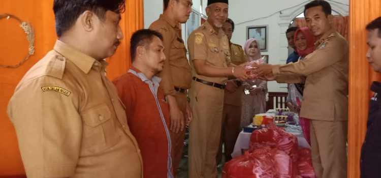 Kaban Kesbangpol Sulbar menyerahkan langsung 1000 Bendera Merah Putih Kepada camat Bala-balakang