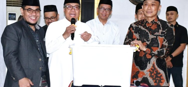 Korpri Sulbar Beri Hadiah Dua Paket Umroh Untuk Jamaah Masjid Baitul Anwar