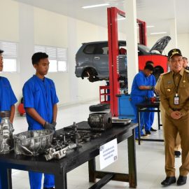 Presiden Jokowi Tinjau Fasilitas Pendidikan di SMKN 1 Rangas Mamuju