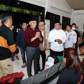 Pantau Pelayanan Mudik, PJ Gubernur Sulbar, Prof Zudan Minta Supir Bus Jaga Kesehatan dan Utamakan Keselamatan Penumpang