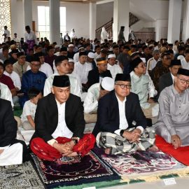 Salat Ied di Masjid Baitul Anwar, Pj Gubernur Sulbar Prof Zudan: Mohon Maaf Lahir dan Batin