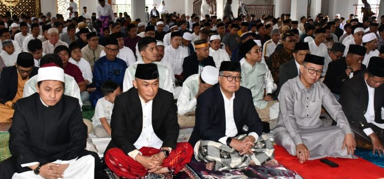 Salat Ied di Masjid Baitul Anwar, Pj Gubernur Sulbar Prof Zudan: Mohon Maaf Lahir dan Batin