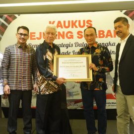 Pj Gubernur Sulbar Prof Zudan Terima Penghargaan Dari Tokoh Pejuang Pembentukan Provinsi Sulbar