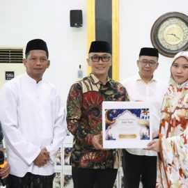 Pemprov Sulbar Kembali Bagikan 20 Paket Lebaran dan Beasiswa S2 Buat Imam Masjid Baitul Anwar