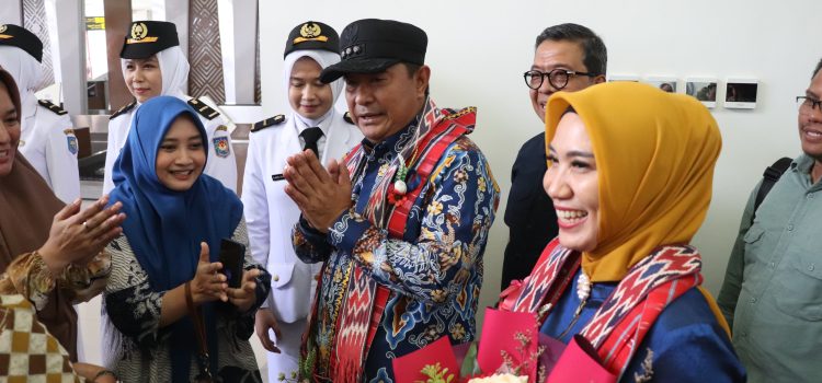 Pj Gubernur Sulbar Bahtiar Baharuddin Tiba di Bandara Tampa Padang, Ucapkan Salam Bahagia Untuk Sulbar