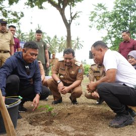 Pj Bahtiar Tanam Sukun di Tiga Kantor Yang Berbeda