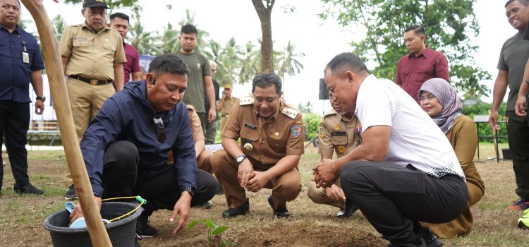 Pj Bahtiar Tanam Sukun di Tiga Kantor Yang Berbeda