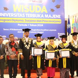 Hadiri Wisuda UT Majene, Sekprov Sulbar Beri Beasiswa S2 Bagi Wisudawan Berprestasi dan Kurang Mampu