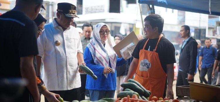 Pastikan Inflasi Terkendali, Pj Bahtiar Temui Pedagang Pasar Mamuju