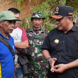 Didatangi Pj Gubernur Sulbar, Korban Longsor Mamasa “terima kasih ada kedatangannya Pak Gubernur”