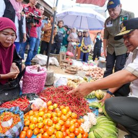 Pj Bahtiar Pastikan Harga Kebutuhan Pokok Terkendali Di Pasar Baru Polman, Lebih Banyak Ngobrol dengan Pedagang