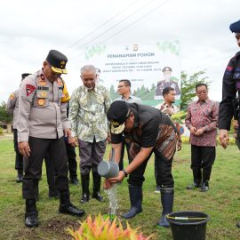 Pj Gubernur Sulbar Bahtiar Kunjungi Mako Brimob Polda Sulbar, Tanam Pohon Sukun