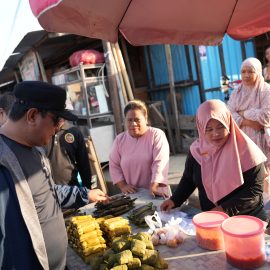 Pantau harga pasar, Pj. Bahtiar Kunjungi Pasar Sentral Polman