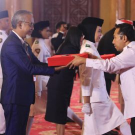 Plt.Kepala Badan Kesbangpol Sulbar terima Duplikat Bendera Merah Putih dari BPIP