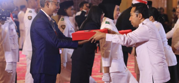 Plt.Kepala Badan Kesbangpol Sulbar terima Duplikat Bendera Merah Putih dari BPIP