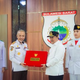 Penyerahan Duplikat Bendera Merah Putih Kepada Paskibraka Provinsi Sulawesi Barat