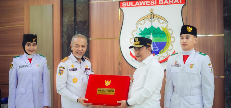 Penyerahan Duplikat Bendera Merah Putih Kepada Paskibraka Provinsi Sulawesi Barat